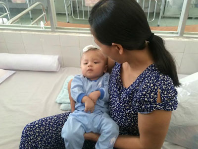 Bé trai bị đâm xuyên não tươi tắn xuất viện trong vòng tay mẹ