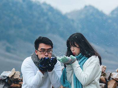 Cặp đôi Sài Gòn tới Mộc Châu chụp ảnh cưới dịp băng tuyết