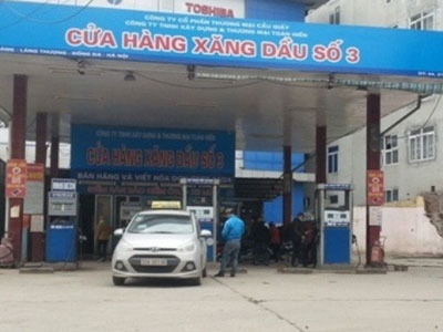 Giật mình vì xe 4,4 lít, nhân viên cây xăng thu tiền 6,1 lít
