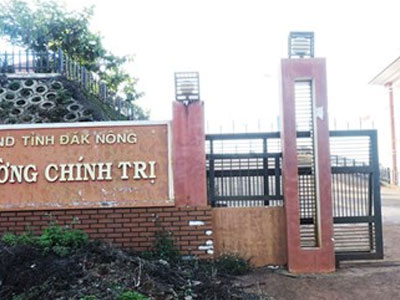 Hiệu trưởng bắt học viên đóng 300 triệu đồng để trả phí taxi