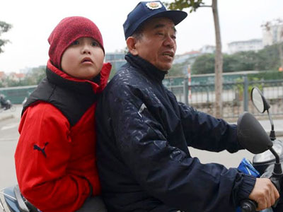 Mưa lạnh dưới 7 độ C, nhiều học sinh mầm non vẫn đến trường