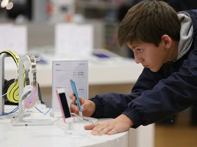 Người Việt tại Nga đổ xô đi mua iPhone, máy ảnh