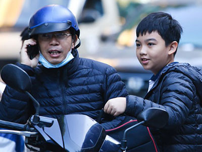 Sài Gòn trở lạnh, trẻ em co ro đến lớp