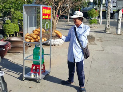"Thu nhập trăm triệu/tháng" vẫn ăn bánh mì từ thiện