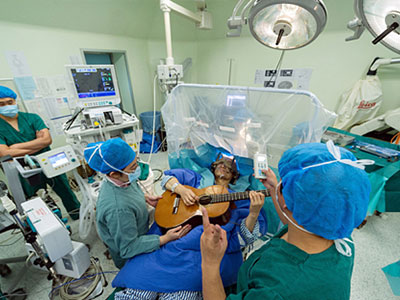 Nhạc sĩ Trung Quốc chơi đàn trong khi mổ não
