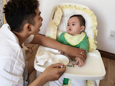Phan Hiển: "Tôi phụ trách việc thay bỉm và cho con ăn"