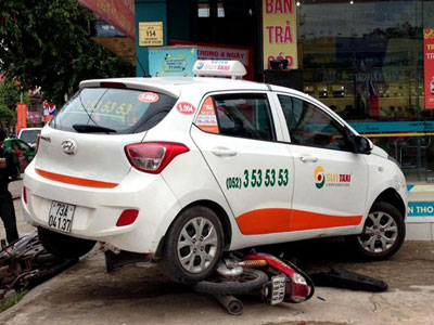 Taxi mất lái phi vào cửa hàng, đè bẹp 2 xe máy
