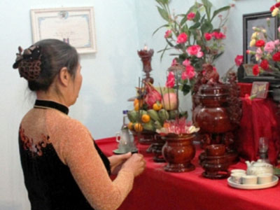 Con gái thờ cúng bố mẹ đẻ tại nhà chồng có phạm điều cấm kỵ?