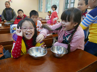 Học sinh hào hứng đi học trở lại sau những ngày mưa rét