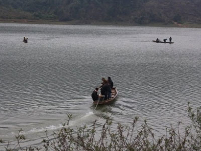 Lật thuyền, con trai bất lực nhìn mẹ chìm xuống hồ giá rét