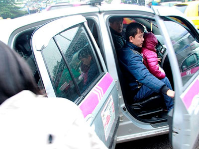 Mưa rét, đi cấp cứu suýt nguy kịch vì "cháy" taxi