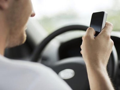 Tử vong vì vừa lái xe vừa xem phim 'nóng' trên smartphone