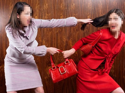 Chăm sóc khách hàng, nữ "cò đất" bị đánh ghen nhầm