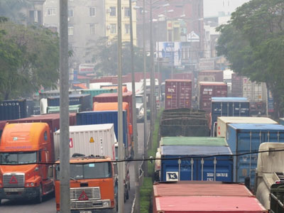 Hàng nghìn xe container kẹt cứng gần một ngày