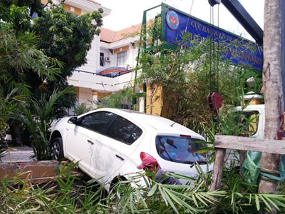 Ôtô gây tai nạn, cửa ngõ sân bay Tân Sơn Nhất ùn tắc