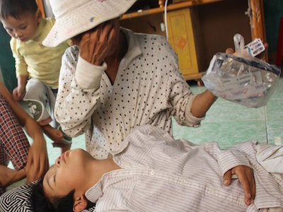 Phụ huynh xông vào trường đánh học sinh nhập viện: Tôi chỉ dọa (!?)