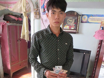 Xin nước uống rồi kề dao cướp tài sản