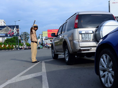 Cho CSGT quyền trưng dụng tài sản người dân là trái luật?