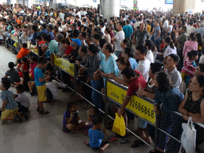 Hàng ngàn Việt kiều về ăn tết, sân bay kẹt cứng
