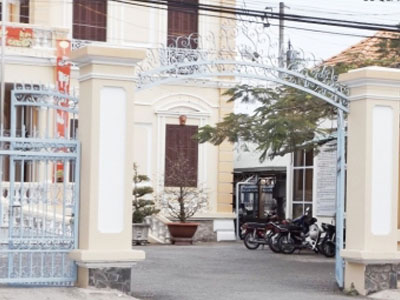 “Mượn” sân UBND thành phố để tổ chức tiệc thôi nôi cho con