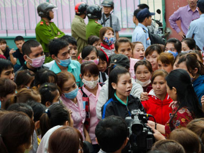 Công nhân đình công vì công ty "hẹn sang năm" thưởng Tết