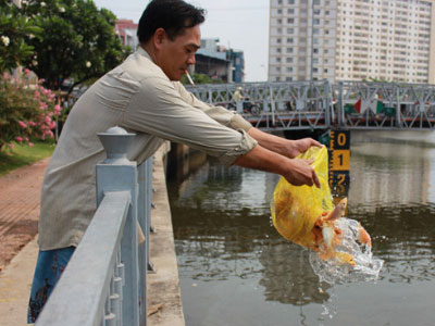 Dân Sài Gòn ném cả bàn thờ để tiễn ông Táo về trời