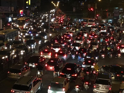 Đường phố Hà Nội lại tắc nghẽn nghiêm trọng vào giờ tan tầm