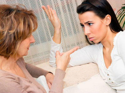 Khiếp đảm khi sống cùng mẹ chồng có sở thích ghen hộ con trai