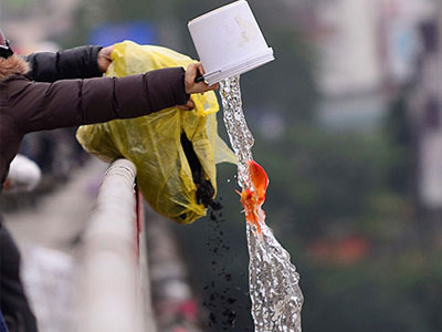 Người dân thả cá, xả cả rác tiễn Táo quân