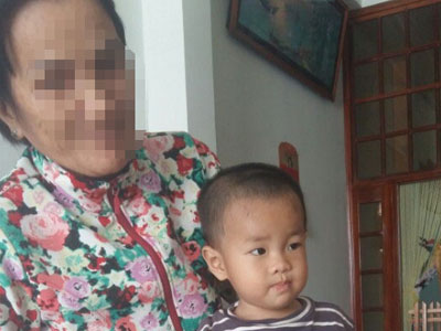 Bố mẹ đánh nhau, bỏ con cho người lạ 3 tháng