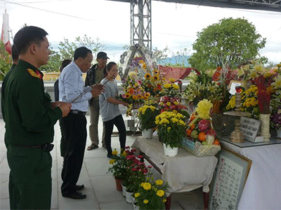 Người dân viếng mộ ông Nguyễn Bá Thanh ngày giỗ đầu