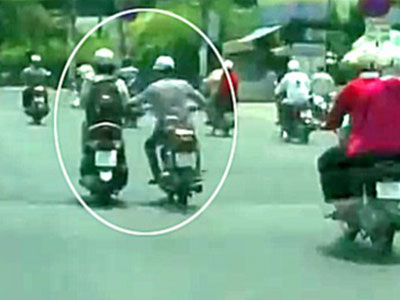 Nữ sinh kéo tên cướp điện thoại ngã khỏi xe máy