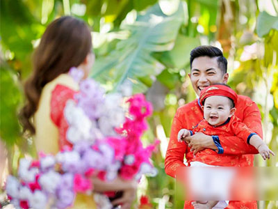 Phan Hiển cẩn thận che ô, vén quần cho Khánh Thi trong hậu trường chụp ảnh
