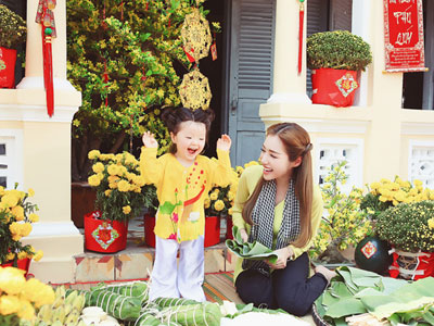 Elly Trần lần đầu chụp ảnh đón Tết cùng con gái