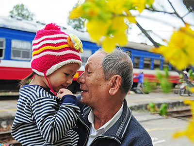 Khoảnh khắc đoàn tụ ở nhà ga ngày giáp Tết