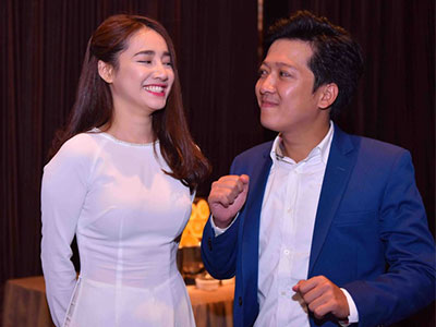 Nhã Phương diện áo dài e ấp bên Trường Giang