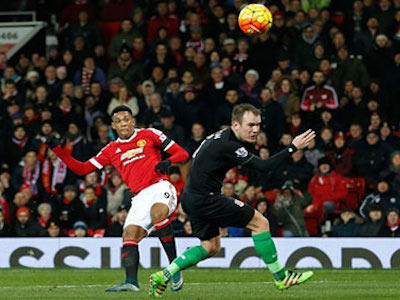 Rooney và Martial lập công, Man Utd đè bẹp Stoke