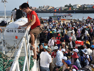 Tàu ra Lý Sơn quay lại vì sóng lớn, hàng trăm khách mắc kẹt