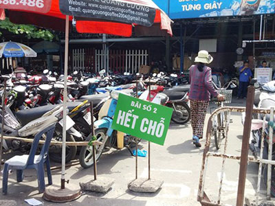 Chặt chém trông xe cho khách về quê ăn Tết