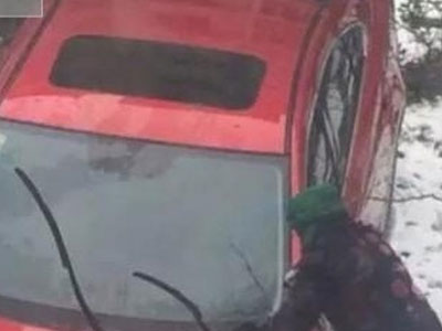 “Con gái rượu” bắt mẹ lau xe giữa trời đông lạnh giá