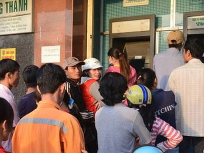 Công nhân "chết đứng" khi rút tiền ATM lại bị nuốt tiền