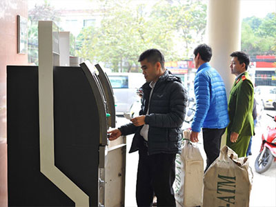 Giao dịch tăng đột biến, ATM tê liệt