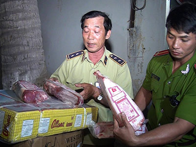 Giòi lúc nhúc trong thùng thịt trâu "hô biến" thành thịt bò