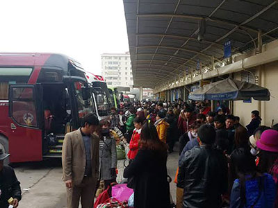 Hà Nội: Dân đổ về quê, 700 CSGT trực chiến