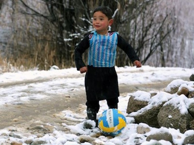 Messi đồng ý gặp cậu bé nghèo tự chế áo từ rác