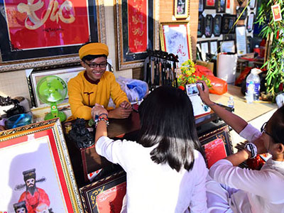 Ông đồ 16 tuổi ở phố thư pháp Sài Gòn