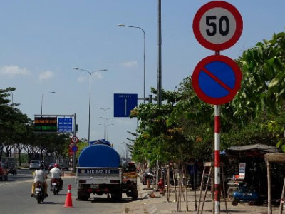 Hà Nội vẫn chưa rà soát xong biển báo dưới 50km/h