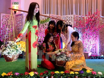 Người Việt hát văn, trình diễn áo dài đón Tết khắp thế giới