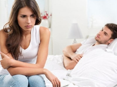 Trả thù vợ “bỏ đói”, chồng công khai lên giường với ô sin già