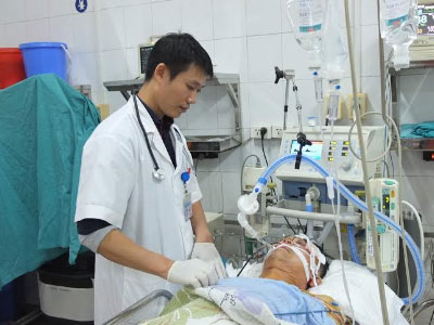 Treo băng rôn mừng năm mới bị điện giật, cả nhà mất tết